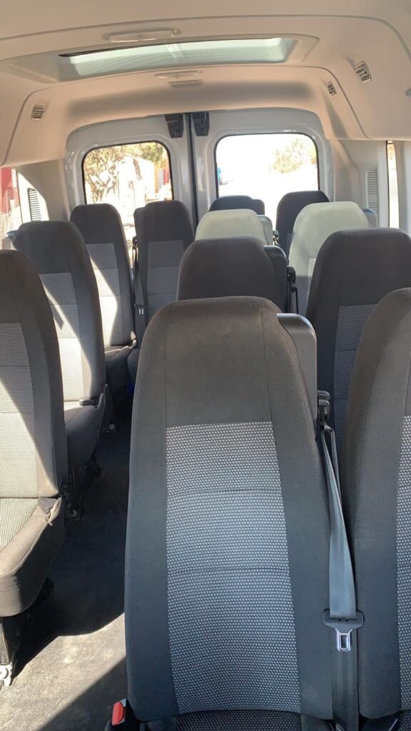 Renta una Van Ford Transit para 14 personas en Tijuana y Rosarito