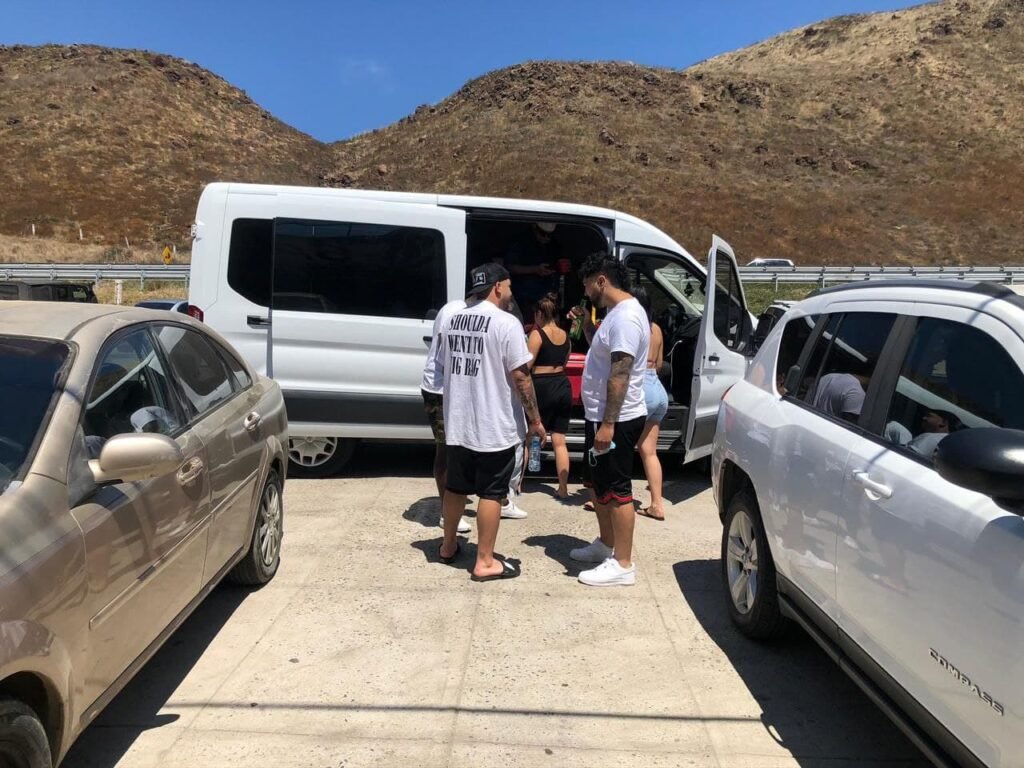 Renta una Van Ford Transit para 14 personas en Tijuana y Rosarito